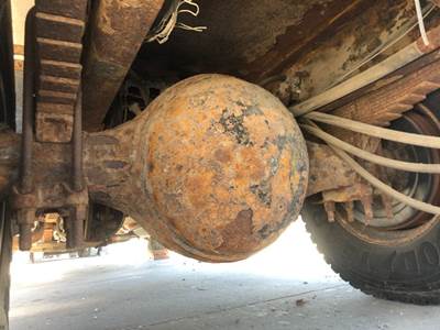 Meritor RS26185 Rear Axle Housing for a International 7400