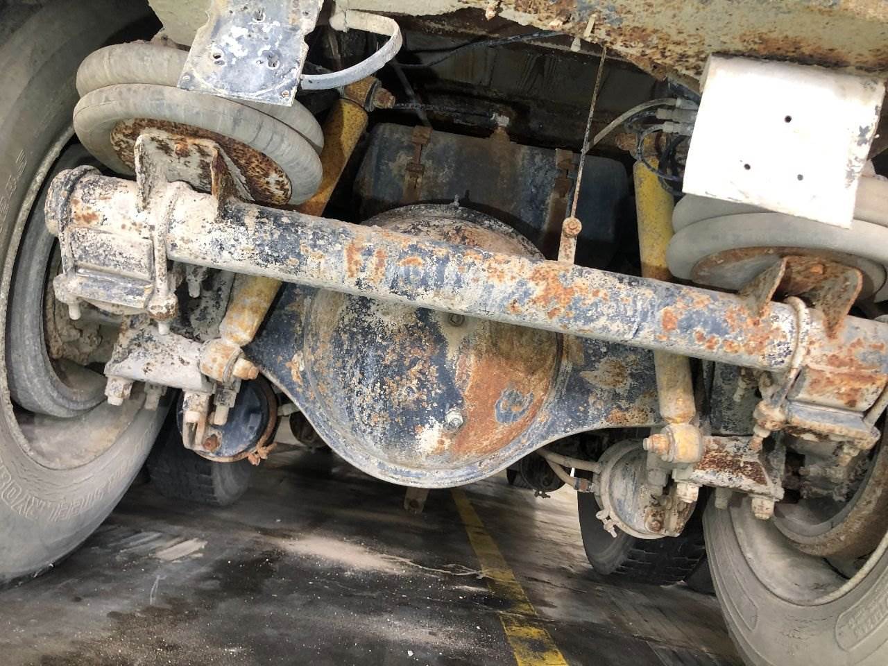 1986 Meritor SQ100 Rear Axle Housing for a Freightliner FLC112 For Sale