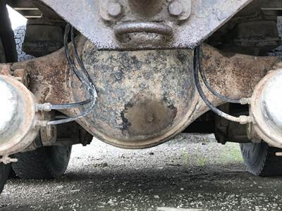 Meritor SQHP Rear Axle Housing for a Freightliner FLC120