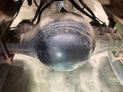 Spicer J190S Rear Axle Housing for a International 4900