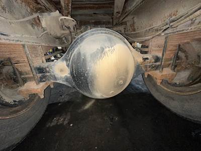 Spicer J210S Rear Axle Housing for a International 4900