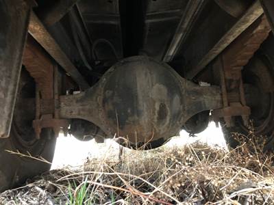 Spicer J220S Rear Axle Housing for a International 4900