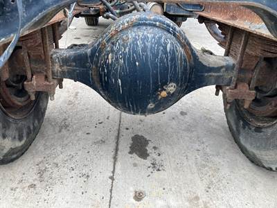 Spicer J220S Rear Axle Housing for a International 4900