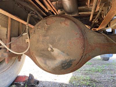 Spicer N175 Rear Axle Housing for a International 4700