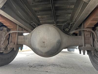 Spicer N175 Rear Axle Housing for a International 4700