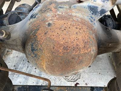 Spicer W230S Rear Axle Housing for a International 4900