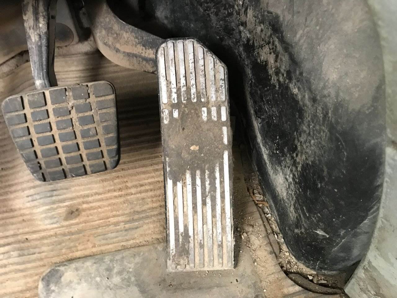 2000 Freightliner Century Class 112 Pedal for a Freightliner C112