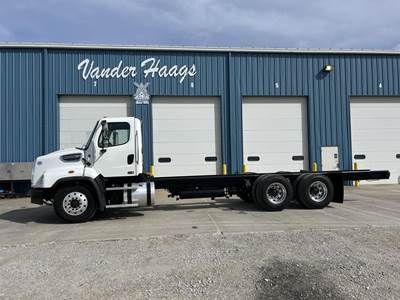 Freightliner 114SD Tandem Axle Cab & Chassis Truck - Detroit, 450HP