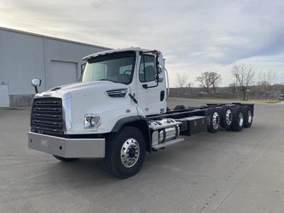 Freightliner 114SD Tandem Axle Cab & Chassis Truck - Detroit, 450HP, 8Ll Manual