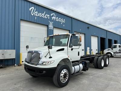 International DuraStar 4400 Tandem Axle Cab & Chassis Truck - N9, 330HP, 6 Speed Allison Rds Automatic