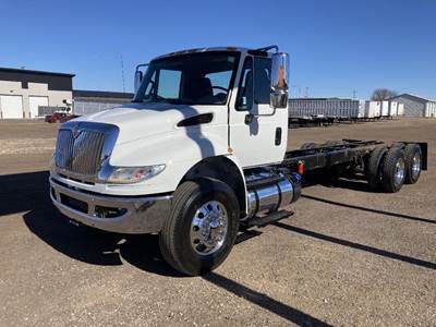International DuraStar 4400 Tandem Axle Cab & Chassis Truck - Cummins, 350HP, 6 Speed Allison Rds Automatic