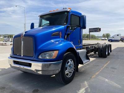 Kenworth T370 Tandem Axle Cab & Chassis Truck - Paccar, 350HP, 6 Speed Allison Rds Automatic