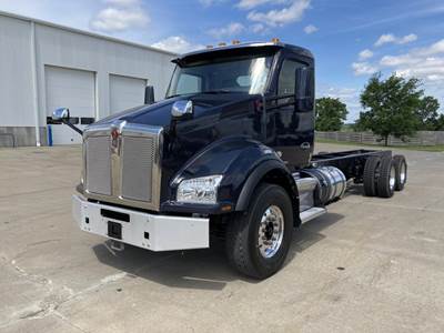 Kenworth T880 Tandem Axle Cab & Chassis Truck - Paccar, 340HP