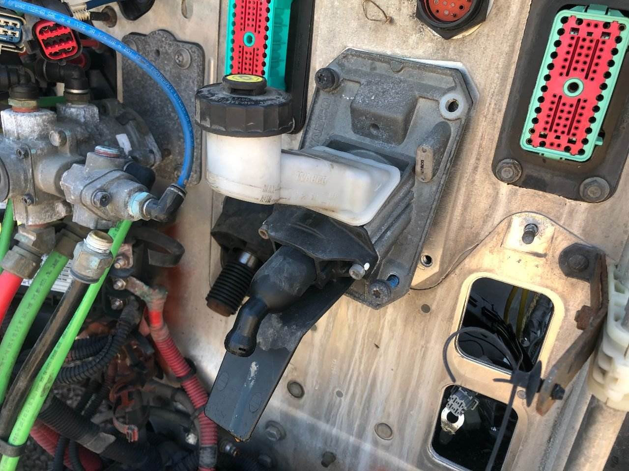 2013 Freightliner Cascadia Clutch Master Cylinder For Sale Sioux