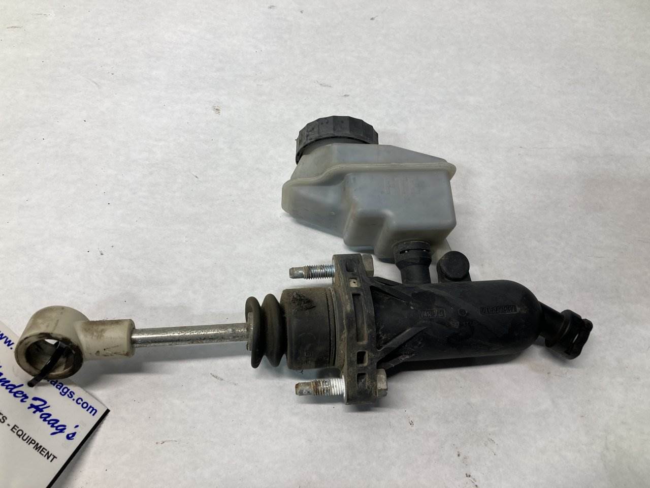 2005 Volvo 1069184 Clutch Master Cylinder for a Volvo VNL For Sale
