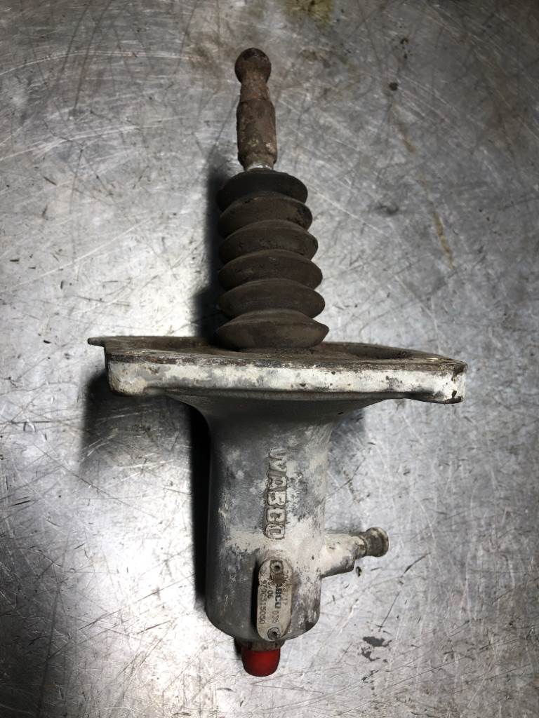 2008 Wabco 9700515030 Clutch Slave Cylinder for a Volvo VNL For Sale