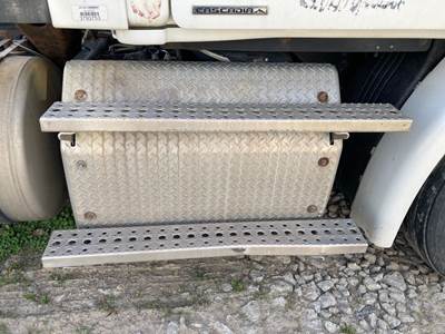 Detroit DD13 DPF Cover for a Freightliner Cascadia