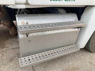 Detroit DD13 DPF Cover for a Freightliner Cascadia