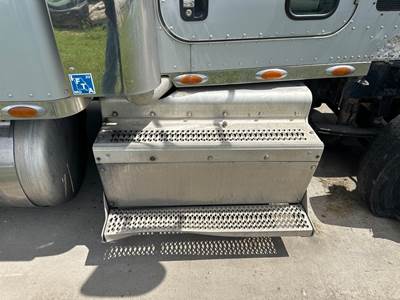 Detroit Series 60 12.7L DPF Cover for a Peterbilt 386