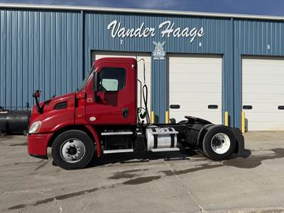 Freightliner Cascadia 113 Single Axle Day Cab Truck - Detroit 380HP