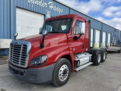 Freightliner Cascadia 125 Day Cab Truck - Detroit 450HP