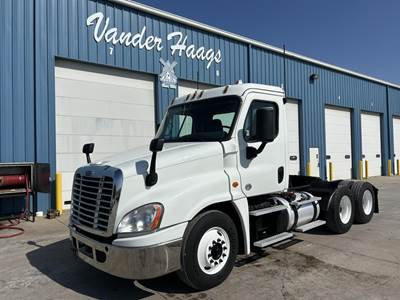 Freightliner Cascadia 125 Day Cab Truck - Detroit 450HP