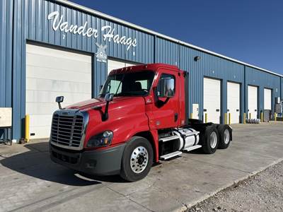 Freightliner Cascadia 125 Day Cab Truck - Detroit 450HP