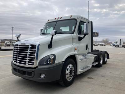 Freightliner Cascadia 125 Day Cab Truck - Detroit 455HP