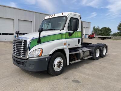 Freightliner Cascadia 125 Day Cab Truck - Cummins 450HP, 10 Speed Manual