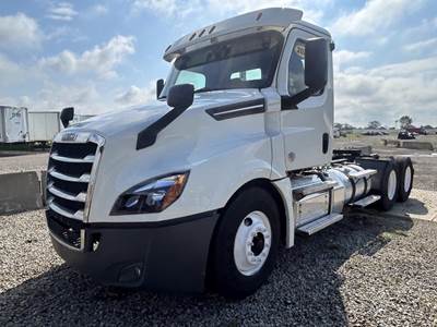 Freightliner Cascadia 126 Day Cab Truck - Detroit 435HP