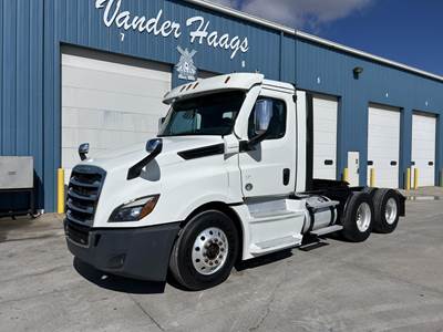 Freightliner Cascadia 126 Day Cab Truck - Detroit 455HP