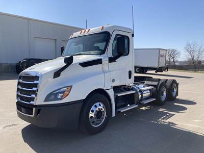 Freightliner Cascadia 126 Day Cab Truck - Detroit 410HP