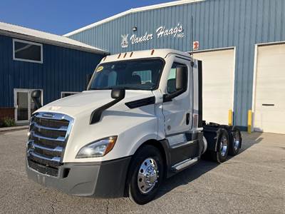 Freightliner Cascadia 126 Day Cab Truck - Detroit 450HP