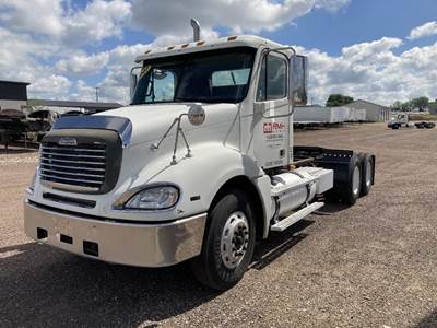 Freightliner Columbia 120 Day Cab Truck - Mercedes-Benz 450HP, 10 Speed Manual