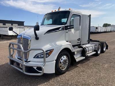 Kenworth T680 Day Cab Truck - Paccar 430HP, 12 Speed Automatic