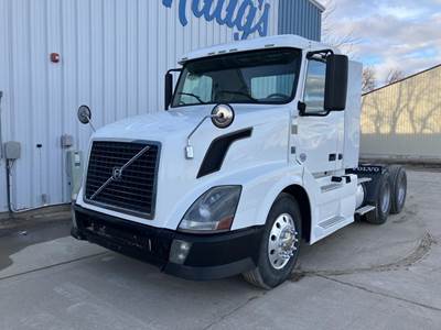 Volvo VNL64T300 Day Cab Truck - D13 450HP