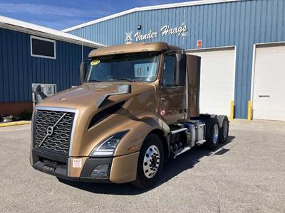 Volvo VNL64T300 Day Cab Truck - D13 405HP, 12 Speed Automatic