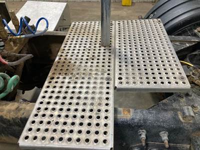 Caterpillar CT660 Deck Plate / Catwalk