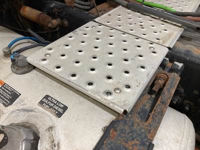 Freightliner Cascadia Deck Plate / Catwalk