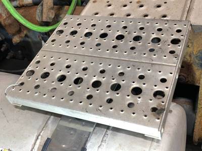 Freightliner Cascadia Deck Plate / Catwalk