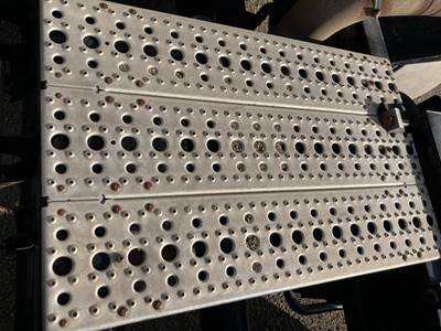 Freightliner Cascadia Deck Plate / Catwalk