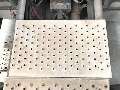 Freightliner Cascadia Deck Plate / Catwalk