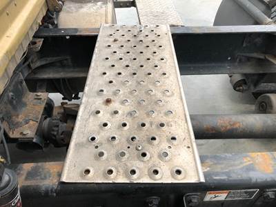 Freightliner Cascadia Deck Plate / Catwalk