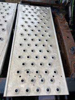 Freightliner Cascadia Deck Plate / Catwalk