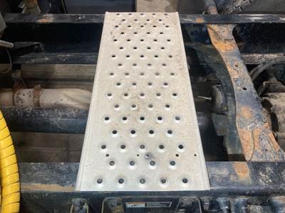 Freightliner Cascadia Deck Plate / Catwalk
