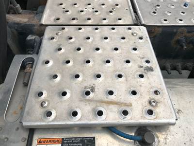 Freightliner Cascadia Deck Plate / Catwalk