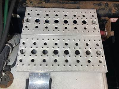 Freightliner Cascadia Deck Plate / Catwalk