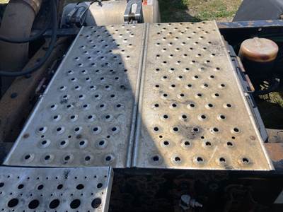 Freightliner Cascadia Deck Plate / Catwalk