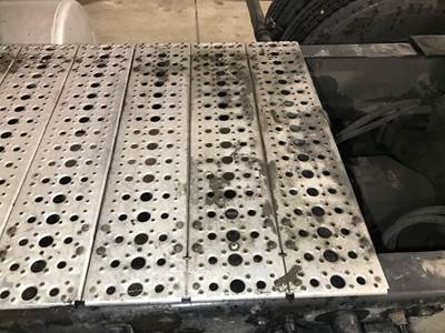 Freightliner Cascadia Deck Plate / Catwalk