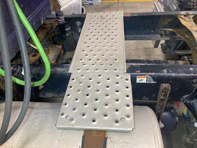 Freightliner Cascadia Deck Plate / Catwalk